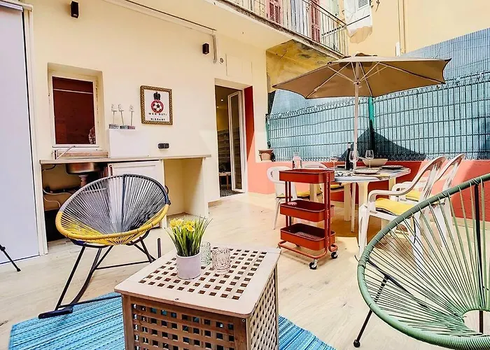 Terrasse Proche Port Et Plages De *